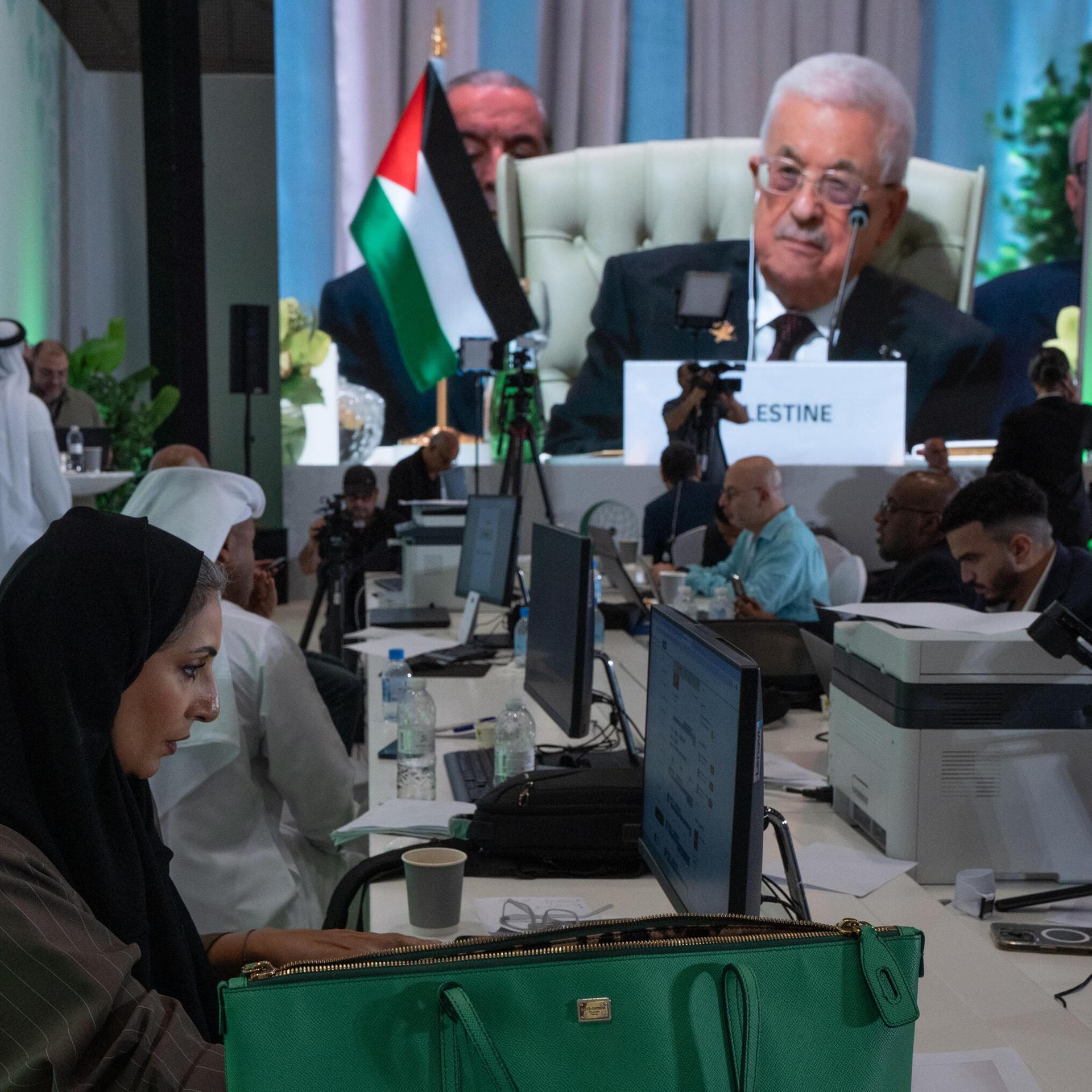  Mahmud Abbas. Präsident der palästinensischen Autonomiebehörde, hält bei einem Treffen arabischer Staaten eine Rede, die über Leinwand übertragen wird.