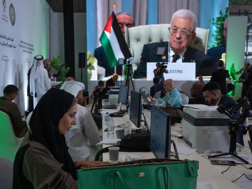  Mahmud Abbas. Präsident der palästinensischen Autonomiebehörde, hält bei einem Treffen arabischer Staaten eine Rede, die über Leinwand übertragen wird.
