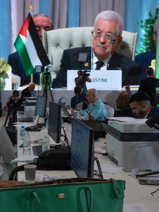  Mahmud Abbas. Präsident der palästinensischen Autonomiebehörde, hält bei einem Treffen arabischer Staaten eine Rede, die über Leinwand übertragen wird.