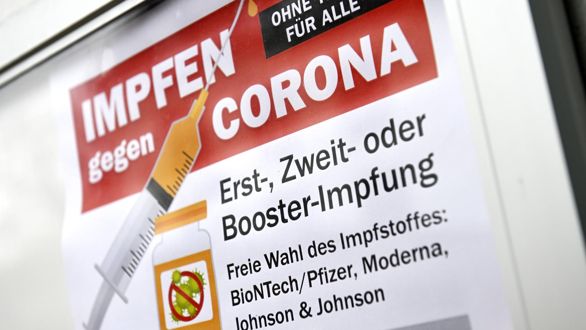 Ein Schild informiert über Corona-Impfmöglichkeit in Hamburg-Bergedorf. Ein Schild informiert über Corona-Impfmöglichkeit in Hamburg-Bergedorf.