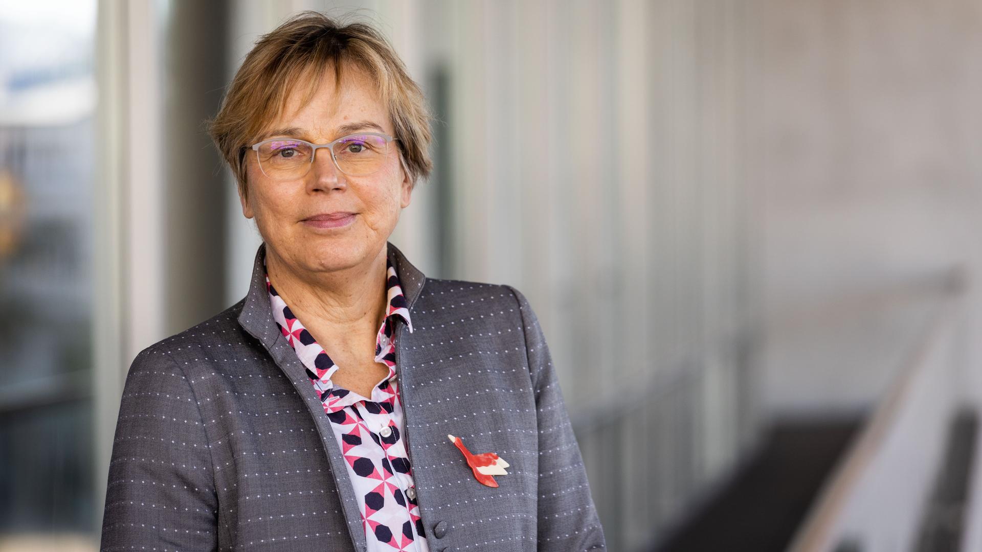 Eva-Maria Welskop-Deffaa lächelt in die Kamera. Eva-Maria Welskop-Deffaa lächelt in die Kamera.