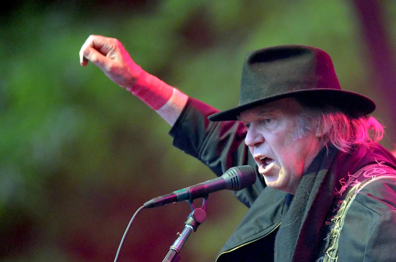 Der kanadische Musiker Neil Young und die Band Carzy Horse stehen am 02.06.2013 in der Waldbühne in Berlin auf der Bühne.


