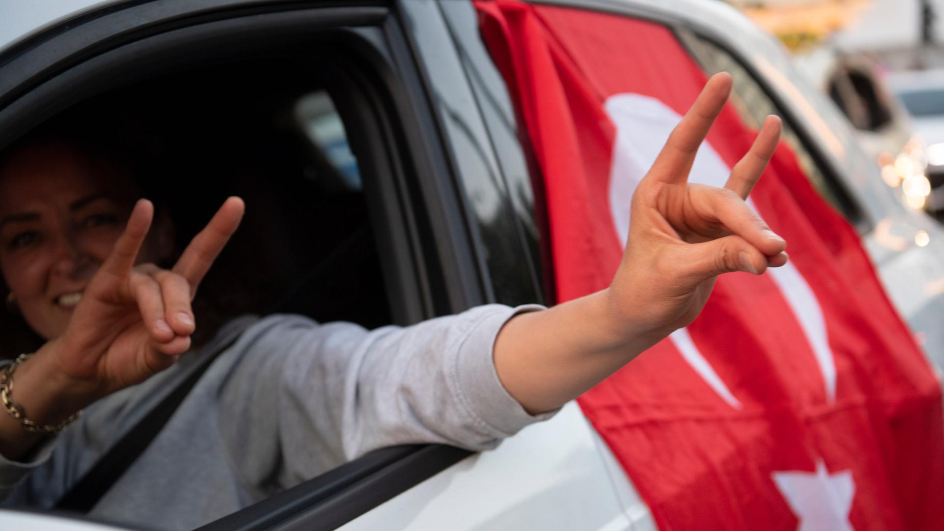 Zahlreiche Türken feiern auf dem Kurfürstendamm ausgelassen den Wahlsieg von Recep Tayyip Erdogan bei den Präsidentschaftswahlen in der Türkei. Dabei zeigten viele Teilnehmer den sogenannten "Wolfsgruß" türkischer Rechtsradikaler.