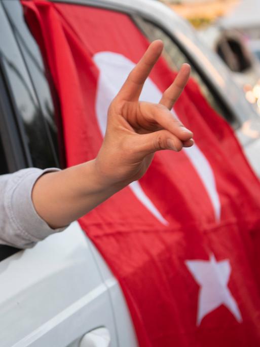 Zahlreiche Türken feiern auf dem Kurfürstendamm ausgelassen den Wahlsieg von Recep Tayyip Erdogan bei den Präsidentschaftswahlen in der Türkei. Dabei zeigten viele Teilnehmer den sogenannten "Wolfsgruß" türkischer Rechtsradikaler.