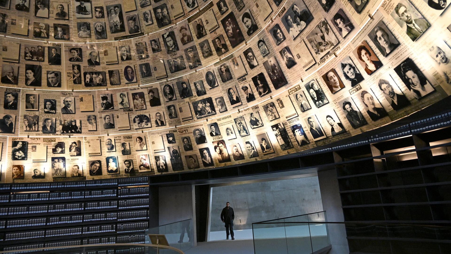Blick in die Halle der Namen in der Holocaust-Gedenkstätte in Yad Vashem. An der kegelförmigen Decke sind Fotos von Opfern angebracht. Blick in die Halle der Namen in der Holocaust-Gedenkstätte in Yad Vashem. An der kegelförmigen Decke sind Fotos von Opfern angebracht.