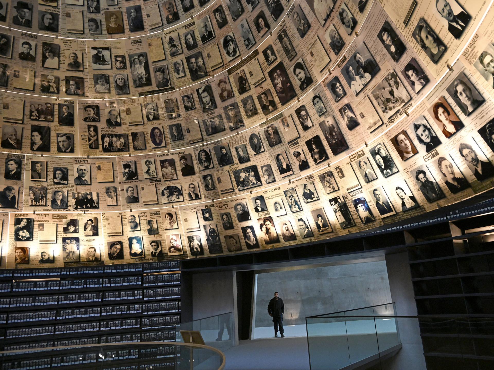 Blick in die Halle der Namen in der Holocaust-Gedenkstätte in Yad Vashem. An der kegelförmigen Decke sind Fotos von Opfern angebracht.