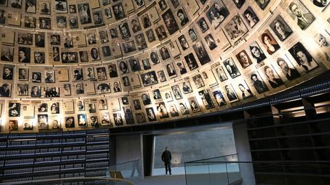 Blick in die Halle der Namen in der Holocaust-Gedenkstätte in Yad Vashem. An der kegelförmigen Decke sind Fotos von Opfern angebracht.