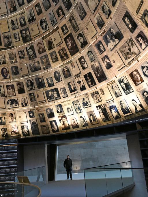 Blick in die Halle der Namen in der Holocaust-Gedenkstätte in Yad Vashem. An der kegelförmigen Decke sind Fotos von Opfern angebracht. Blick in die Halle der Namen in der Holocaust-Gedenkstätte in Yad Vashem. An der kegelförmigen Decke sind Fotos von Opfern angebracht.
