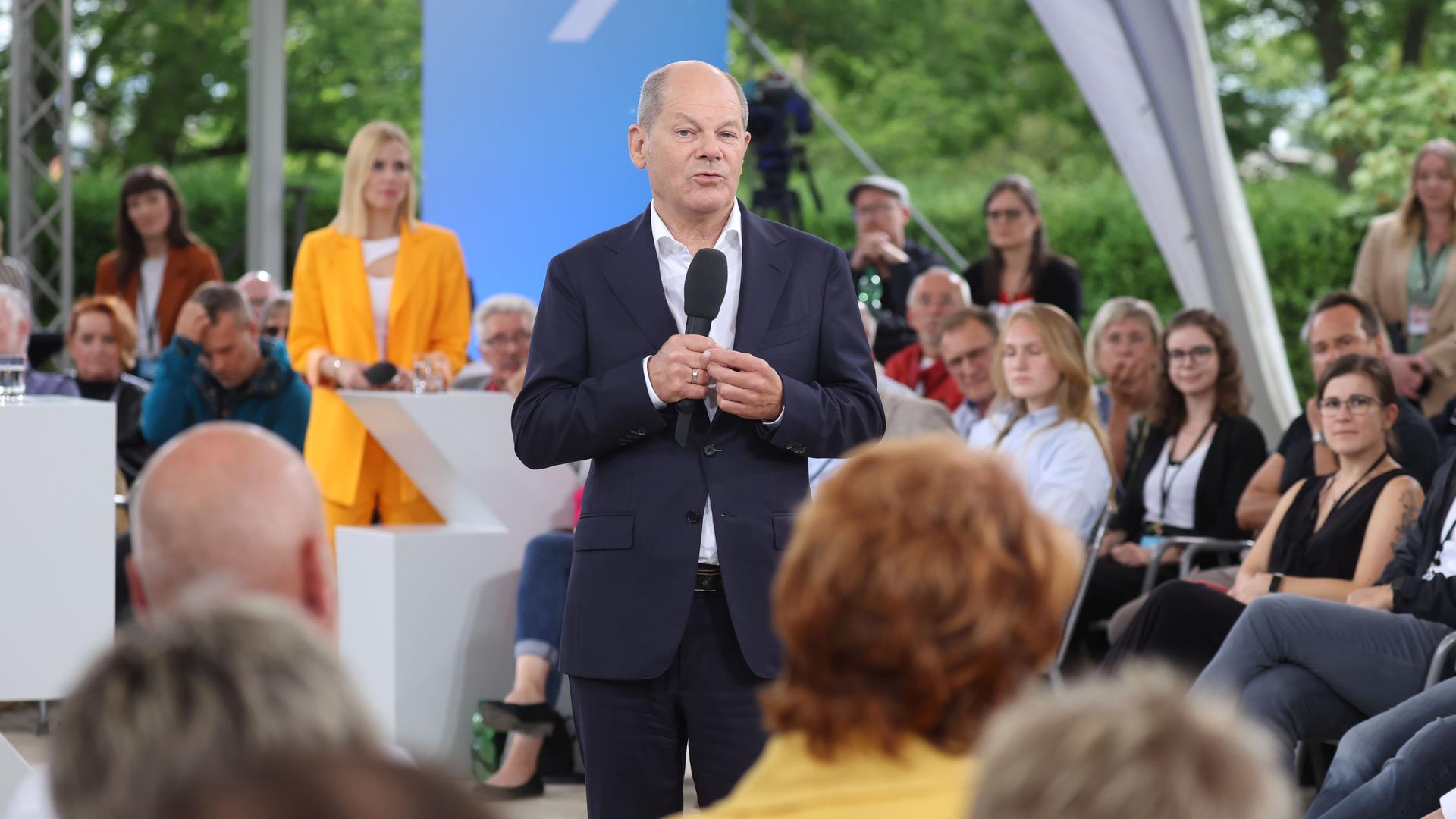 Erfurt: Bundeskanzler Olaf Scholz in einem Gespräch mit Bürgerinnen und Bürgern im egapark. Erfurt: Bundeskanzler Olaf Scholz in einem Gespräch mit Bürgerinnen und Bürgern im egapark.