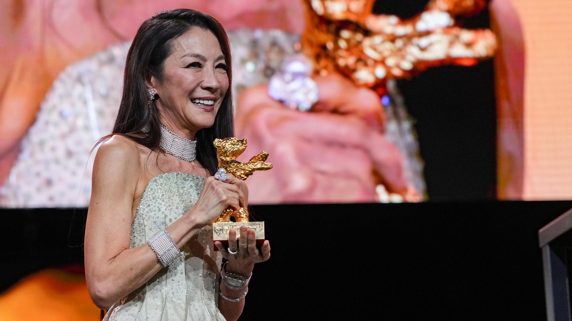 Michelle Yeoh freut sich über den goldenen Bären. 