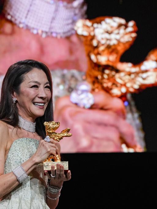 Michelle Yeoh freut sich über den goldenen Bären. 