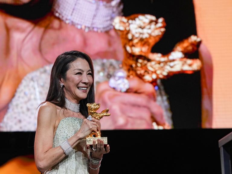 Michelle Yeoh freut sich über den goldenen Bären. 