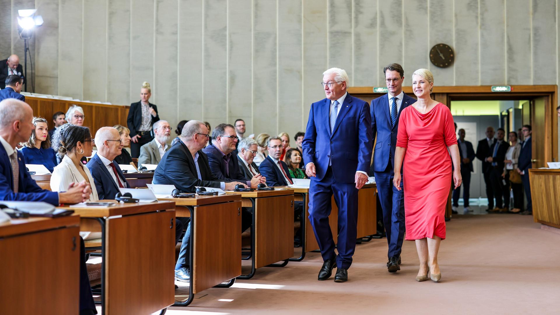 Bundespräsident Frank-Walter Steinmeier, der nordrhein-westfälische Hendrik Wüst (CDU) und Manuela Schwesig (SPD), Ministerpräsidentin des Landes Mecklenburg-Vorpommern und Vorsitzende des Bundesrates