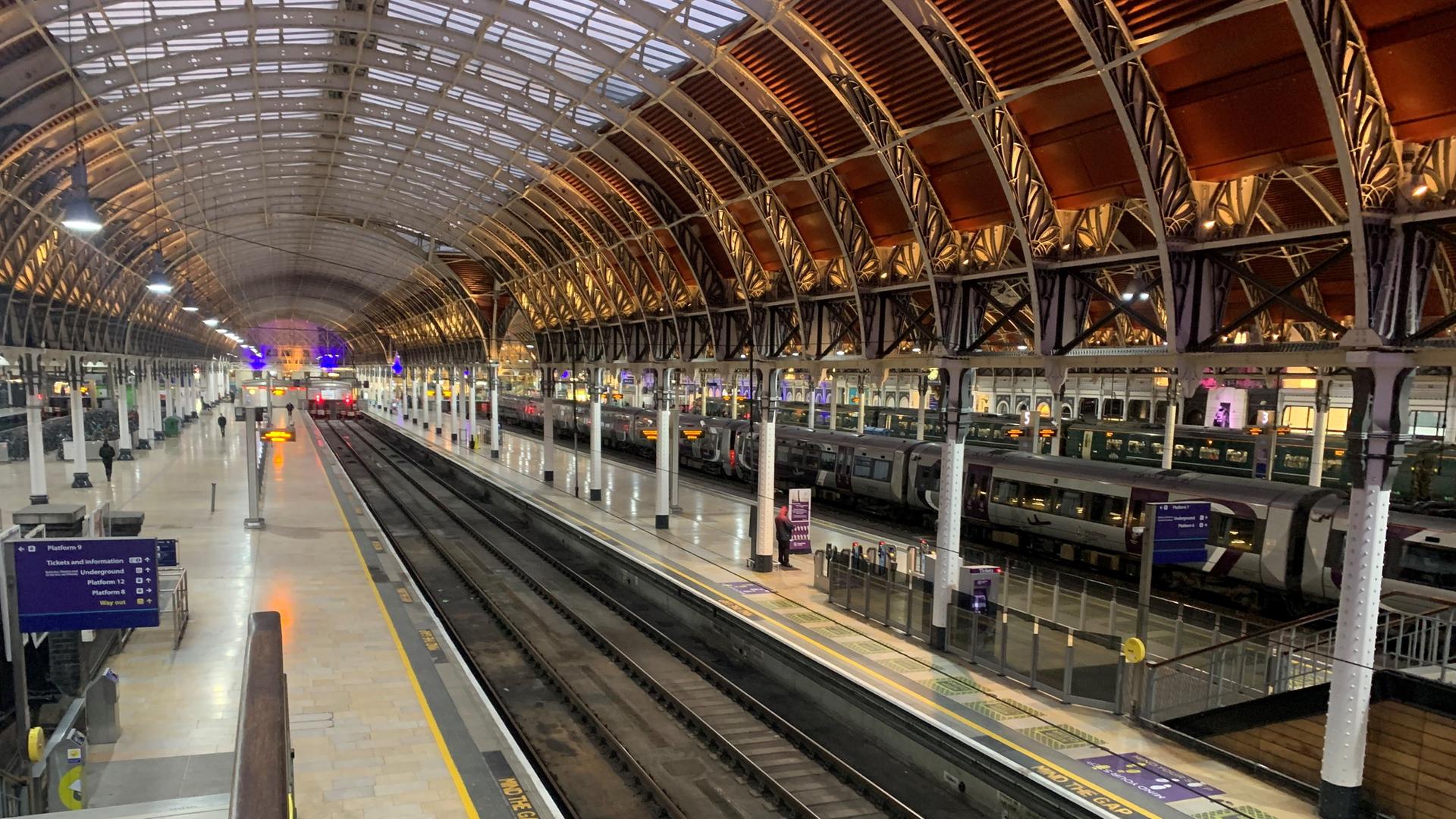 Großbritannien, London: Leere Bahnsteige im Bahnhof Paddington bei einem Streik der Eisenbahner der Gewerkschaften Rail, Maritime and Transport (RMT) und Aslef.