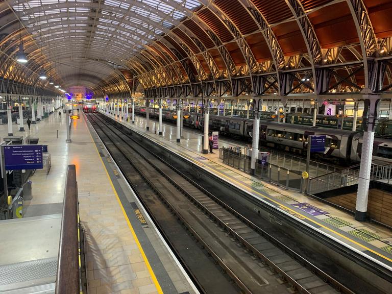 Großbritannien, London: Leere Bahnsteige im Bahnhof Paddington bei einem Streik der Eisenbahner der Gewerkschaften Rail, Maritime and Transport (RMT) und Aslef.