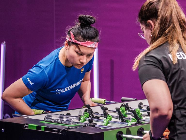 Tischfußballerin Linh Tran bei einem Halbfinal-Spiel.