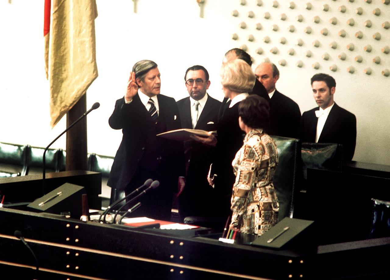 Der Sozialdemokrat und neu gewählte Bundeskanzler Helmut Schmidt (l) legt am 16.5.1974 vor Bundestagspräsidentin Annemarie Renger (3.v.l.) im Bundestag in Bonn seinen Amtseid ab. Der Sozialdemokrat und neu gewählte Bundeskanzler Helmut Schmidt (l) legt am 16.5.1974 vor Bundestagspräsidentin Annemarie Renger (3.v.l.) im Bundestag in Bonn seinen Amtseid ab.