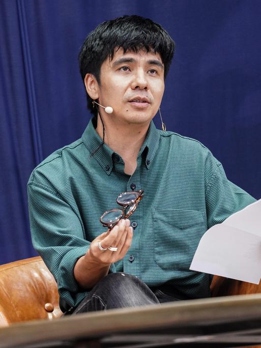 Der amerikanisch-vietnamesische Autor Ocean Vuong spricht bei einer Veranstaltung