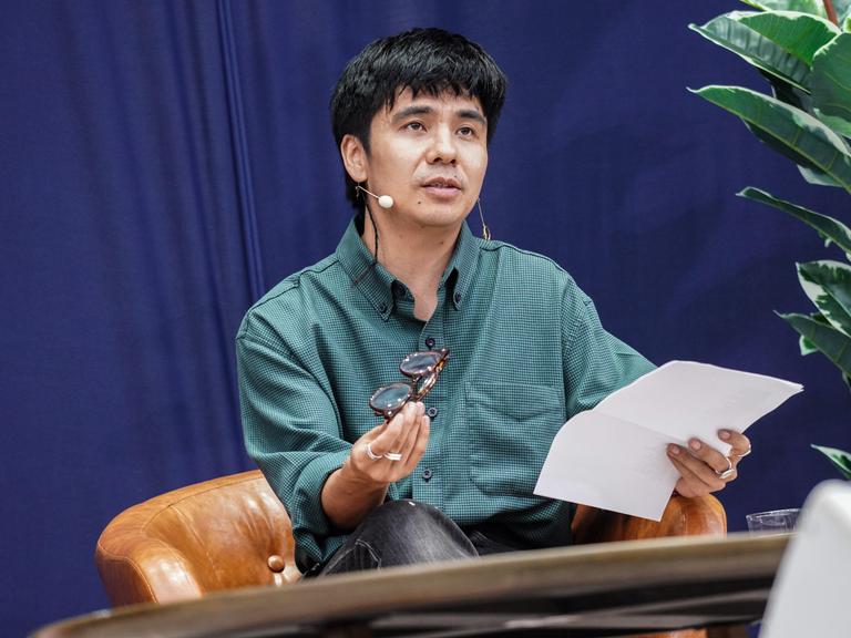 Der amerikanisch-vietnamesische Autor Ocean Vuong spricht bei einer Veranstaltung