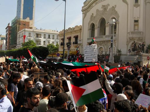 In Tunesien sind viele Menschen auf die Straße gegangen, um ihre Unterstützung für Gaza und die Palästinenser zum Ausdruck zu bringen. 
