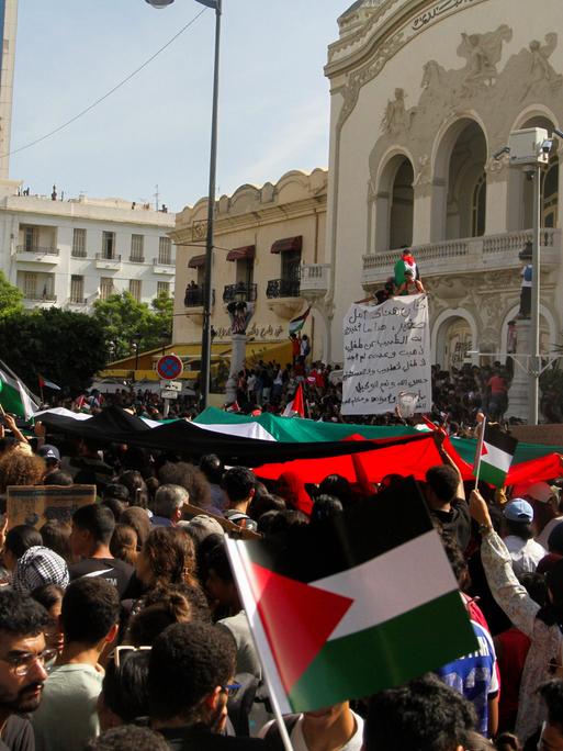 In Tunesien sind viele Menschen auf die Straße gegangen, um ihre Unterstützung für Gaza und die Palästinenser zum Ausdruck zu bringen. 