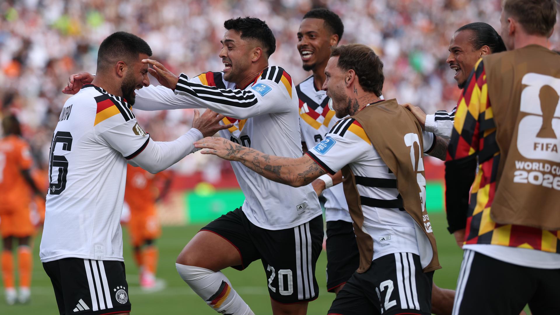 Deniz Undav (Deutschland) und seine Mitspieler bejubeln sein Siegtor zum 2:1 im zweiten WM-Gruppenspiel gegen die Elfenbeinküste in Toronto