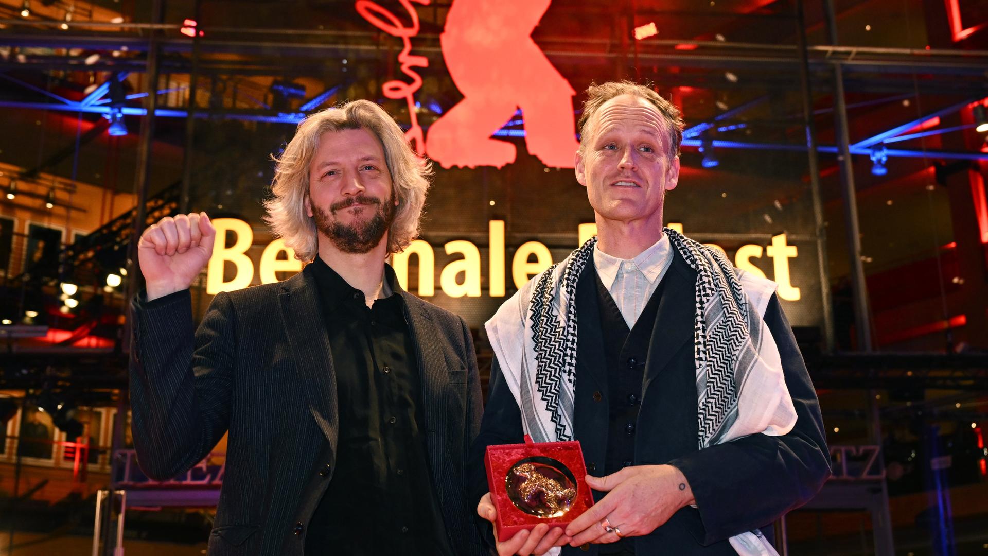 Guillaume Cailleau (r) und Ben Russell stehen mit dem Encounters Preis für den Besten Film für "Direct Action" nach der Preisverleihung der Berlinale 2024 im Berlinale Palast auf dem Roten Teppich.