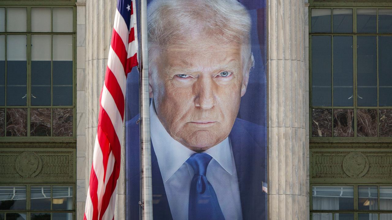 Ein Banner mit einem Bild von US-Präsident Donald Trump hängt an der Fassade des US-Landwirtschaftsministeriums zwischen zwei Säulen. Daneben hängt die US-amerikanische Flagge. Ein Banner mit einem Bild von US-Präsident Donald Trump hängt an der Fassade des US-Landwirtschaftsministeriums zwischen zwei Säulen. Daneben hängt die US-amerikanische Flagge.