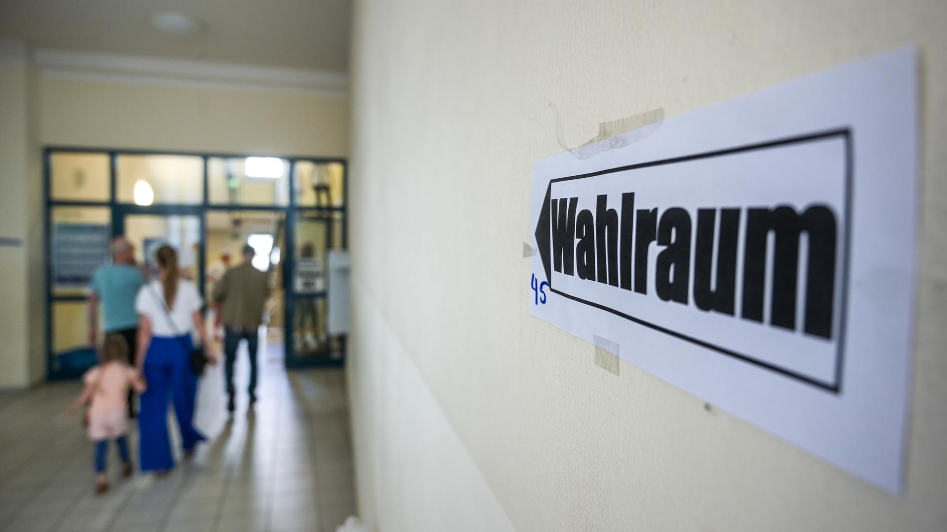 Ein Wegweiser mit der Aufschrift "Wahlraum" führt zum Wahllokal in der Realschule "Otto Dix". Zur Kommunalwahl in Thüringen werden unter anderem Bürgermeister, Landräte, Stadträte und Gemeinderäte neu gewählt.