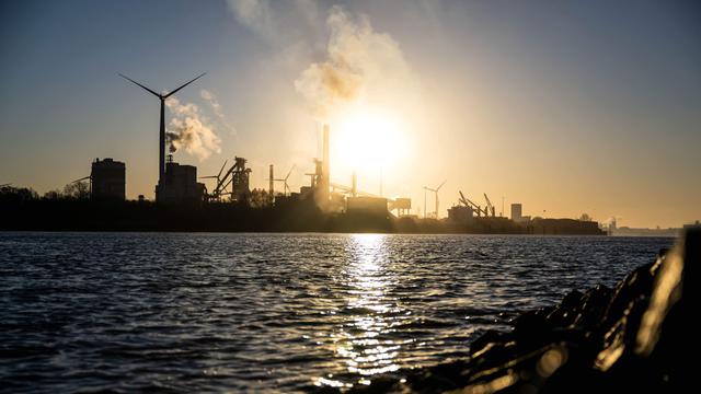 Das Bremer Stahlwerk von ArcelorMittal an der Weser im Sonnenaufgang. 