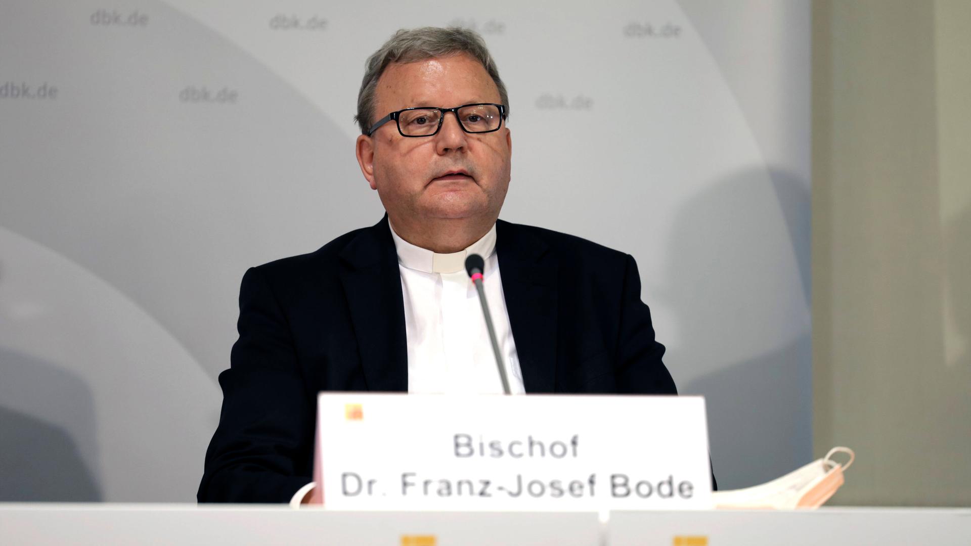 Bischof Franz-Josef Bode hört aufmerksam zu bei einer Sitzung der Deutschen Bischofskonferenz.