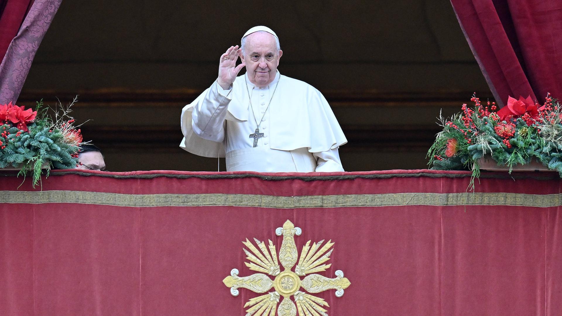 Papst Franziskus winkt den Gläubigen während seines traditionellen Segens Urbi et Orbi zu. Papst Franziskus winkt den Gläubigen während seines traditionellen Segens Urbi et Orbi zu.