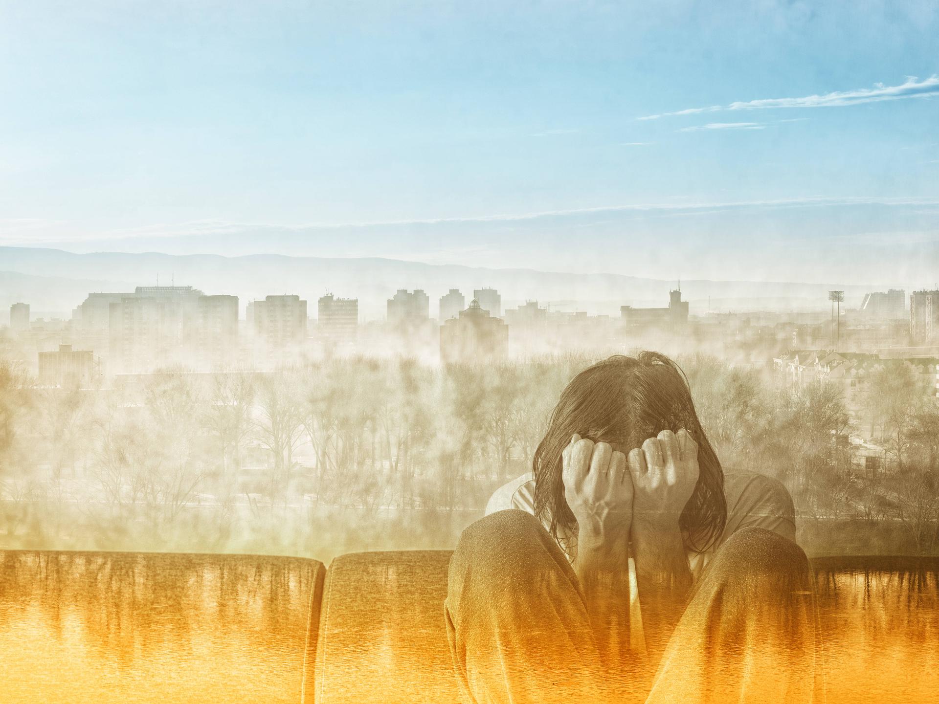 Ein deprimierter Mann, der sein Gesicht bedeckt und verzweifelt weint