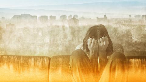 Ein deprimierter Mann, der sein Gesicht bedeckt und verzweifelt weint