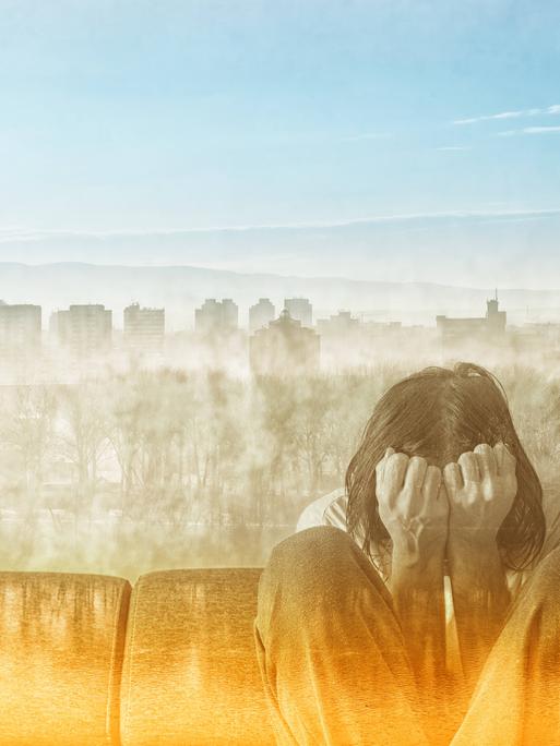 Ein deprimierter Mann, der sein Gesicht bedeckt und verzweifelt weint