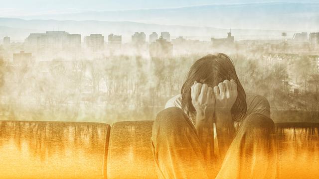 Ein deprimierter Mann, der sein Gesicht bedeckt und verzweifelt weint