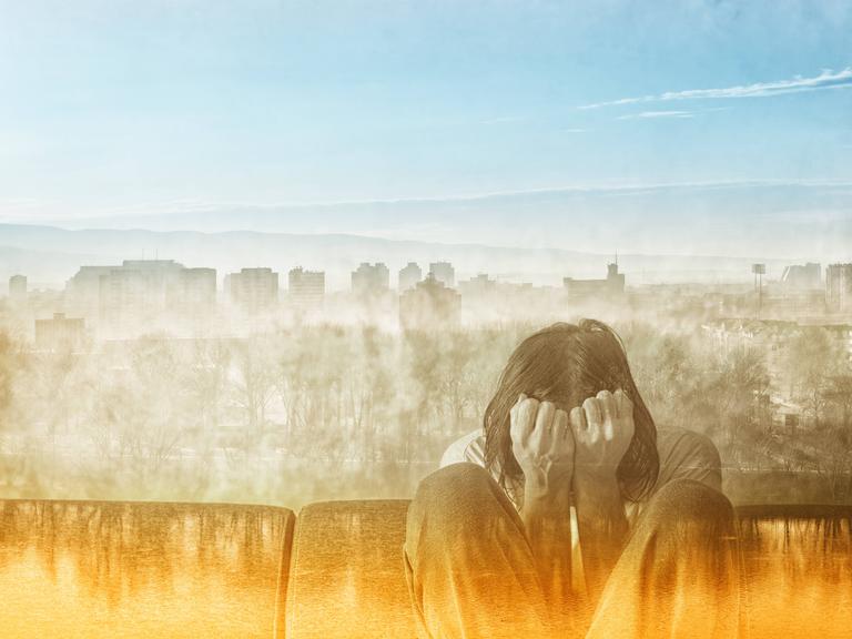 Ein deprimierter Mann, der sein Gesicht bedeckt und verzweifelt weint