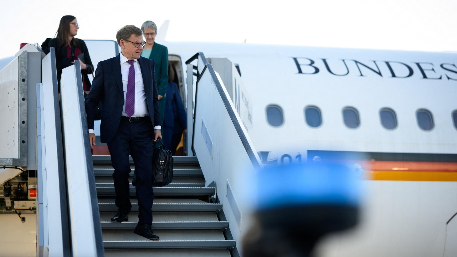 Bundesaußenminister Johann Wadephul steigt auf dem Franz Josef Strauß Flughafen aus einer Maschine der Flugbereitschaft der Bundeswehr.