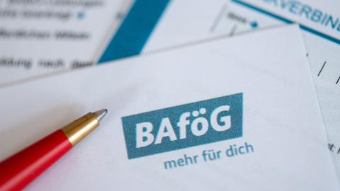 Unterlagen zur Bafög Beantragung liegen auf einem Tisch. 