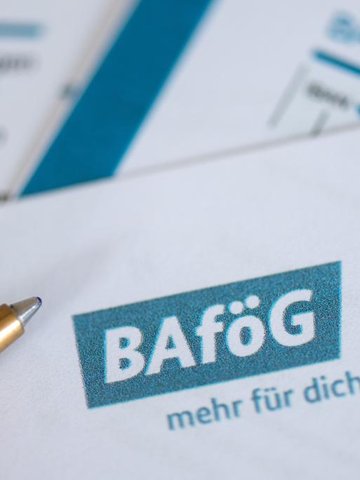 Unterlagen zur Bafög Beantragung liegen auf einem Tisch. 