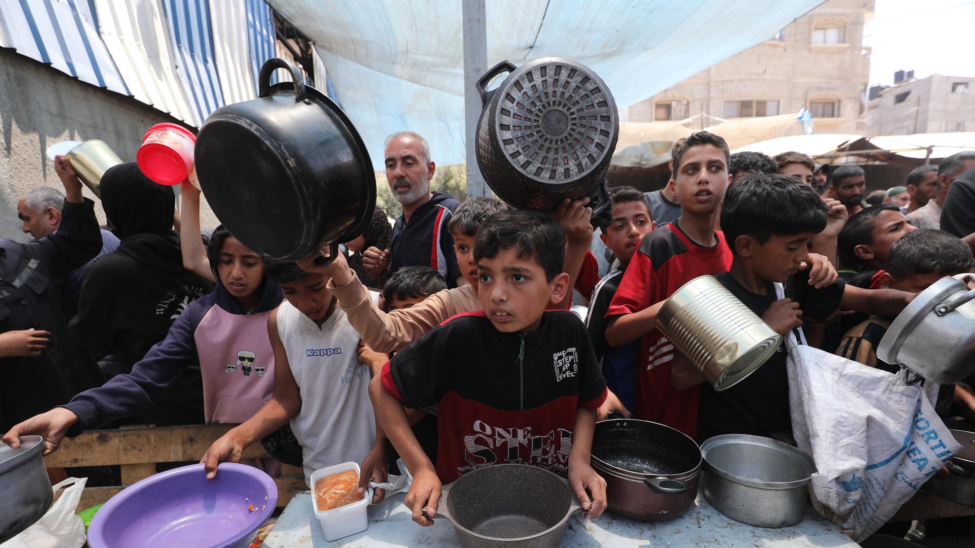 Palästinenser an einer Essensausgabe in Gaza Palästinenser an einer Essensausgabe in Gaza