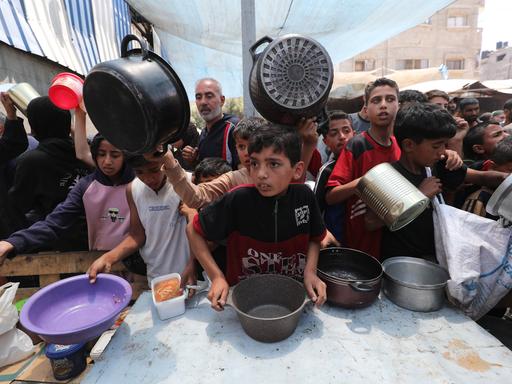 Palästinenser an einer Essensausgabe in Gaza 