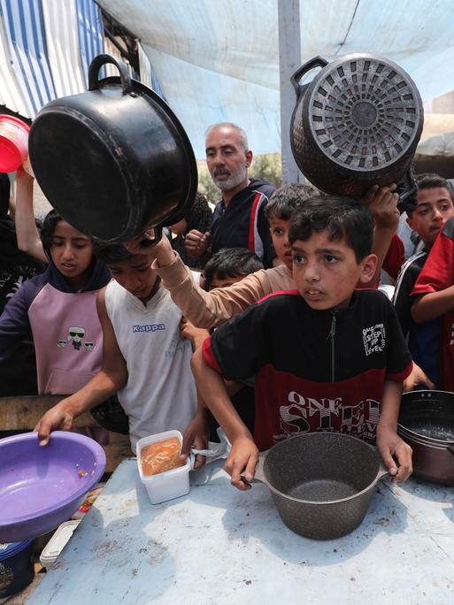 Palästinenser an einer Essensausgabe in Gaza 
