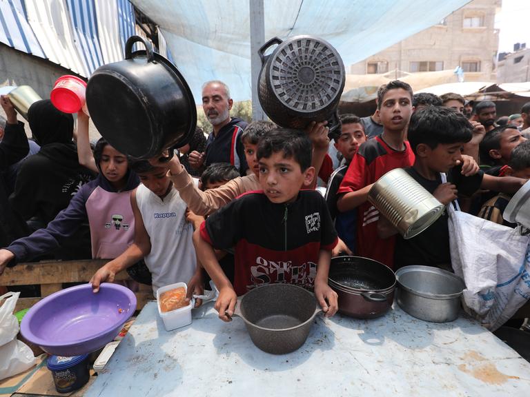 Palästinenser an einer Essensausgabe in Gaza 