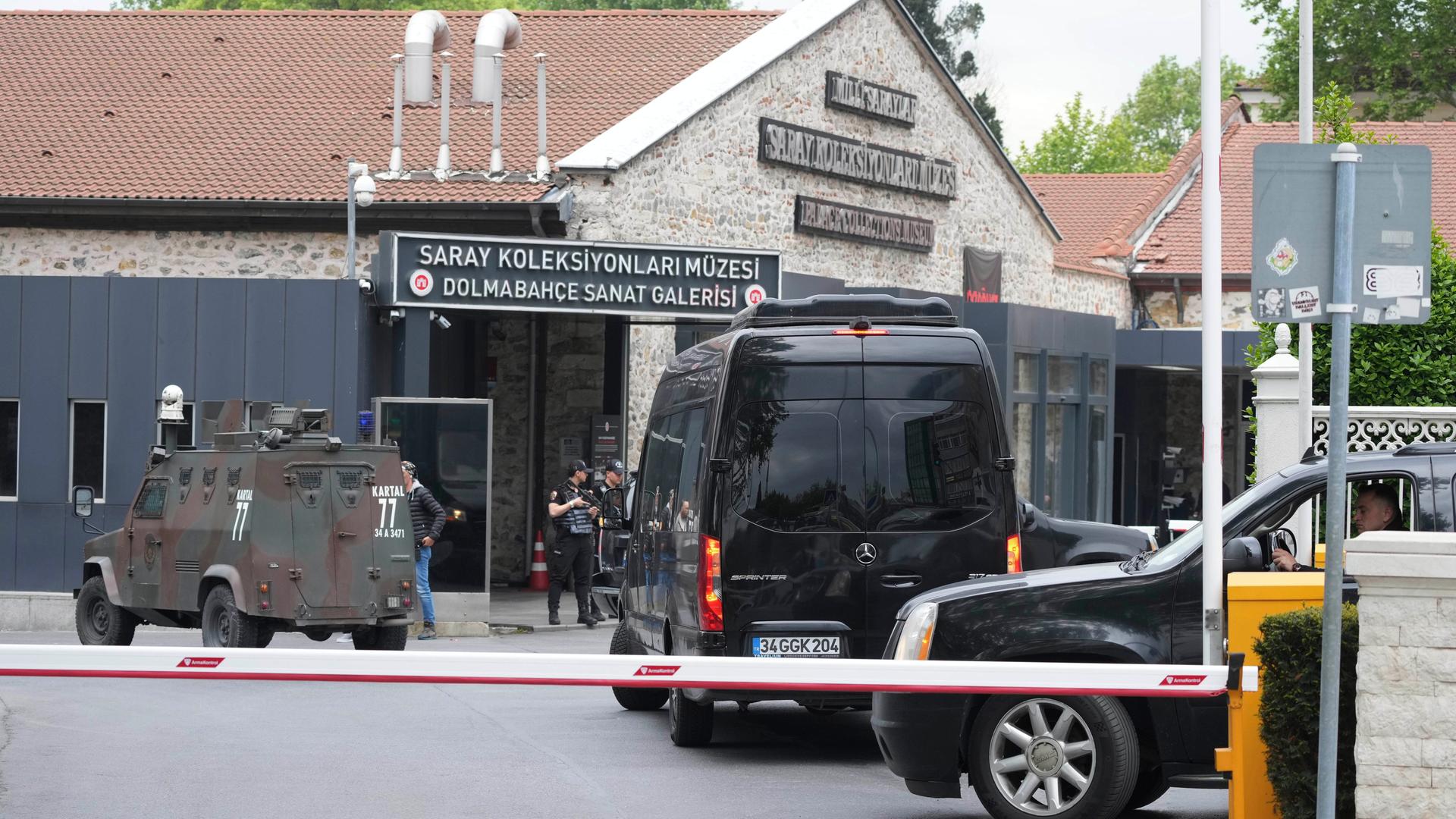 Fahrzeuge und Sicherheitskräfte kommen vor den Gesprächen ukrainischer und russischer Delegationen am Dolmabache-Palast in Istanbul an. Fahrzeuge und Sicherheitskräfte kommen vor den Gesprächen ukrainischer und russischer Delegationen am Dolmabache-Palast in Istanbul an.