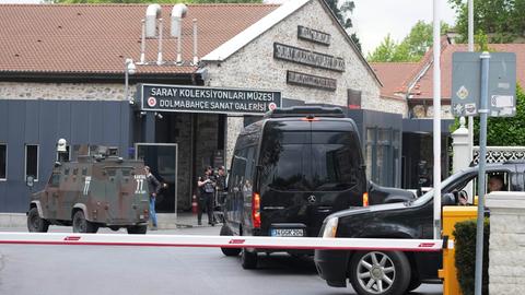 Fahrzeuge und Sicherheitskräfte kommen vor den Gesprächen ukrainischer und russischer Delegationen am Dolmabache-Palast in Istanbul an.