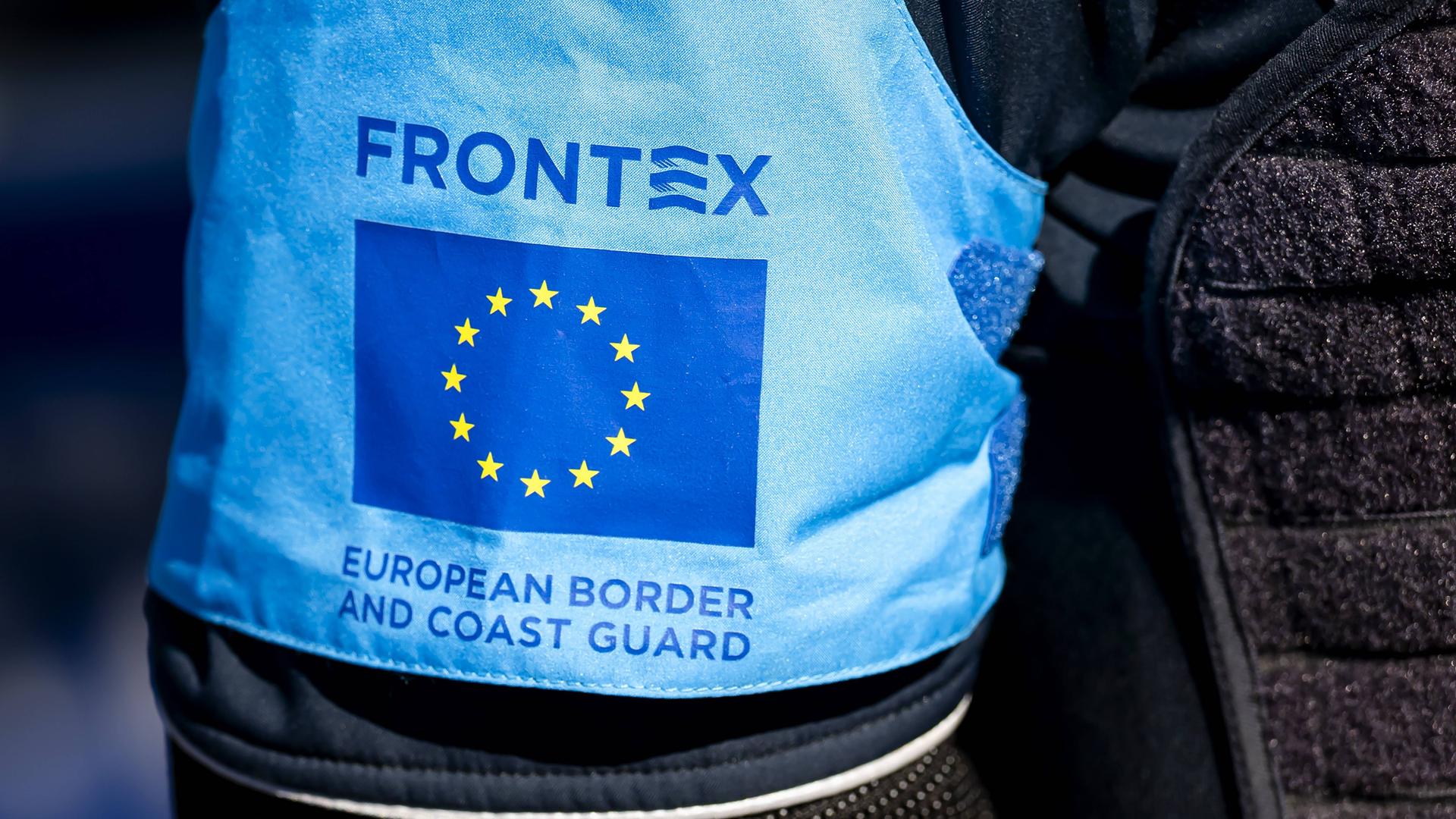 Frontex-Logo auf der Uniform eines Grenzschützers