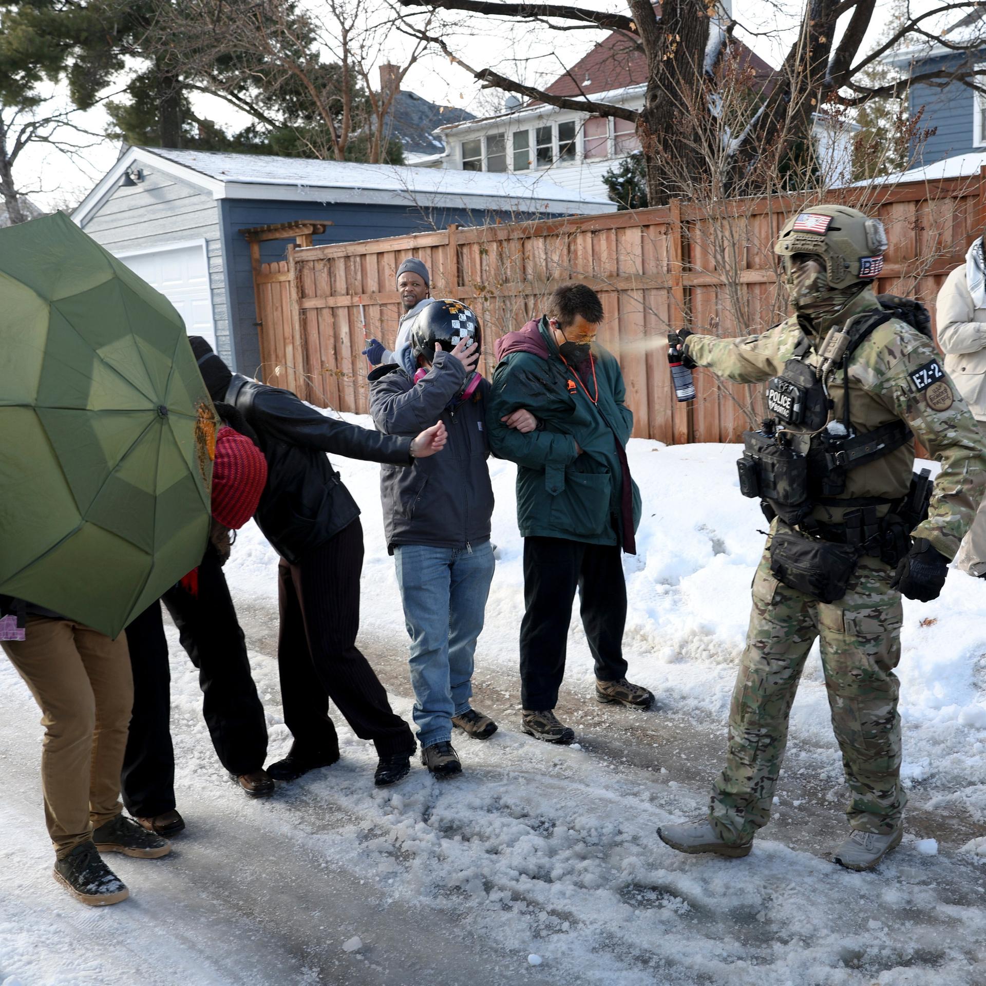 Ein US-Bundesbeamter geht mit Reizspray gegen Demonstranten in Minneapolis vor, die gegen die Einwanderungsbehörde ICE protestieren. 
