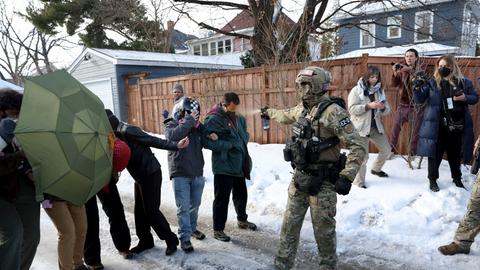 Ein US-Bundesbeamter geht mit Reizspray gegen Demonstranten in Minneapolis vor, die gegen die Einwanderungsbehörde ICE protestieren. 
