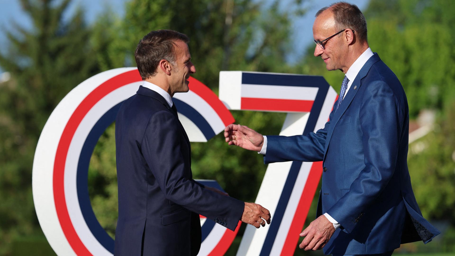 Frankreichs Präsident Macron und Bundeskanzler Merz begrüßen sich beim G7-Gipfel. Frankreichs Präsident Macron und Bundeskanzler Merz begrüßen sich beim G7-Gipfel.